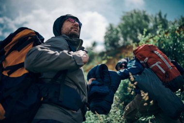 En iyi iki arkadaş tepeye tırmanıyor ve güzel doğanın tadını çıkarıyor. Kamp gezisi kavramı.