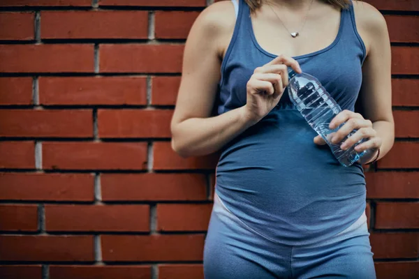 Primer Plano Deportista Embarazada Tocando Vientre Sosteniendo Botella Agua Descansando — Foto de Stock