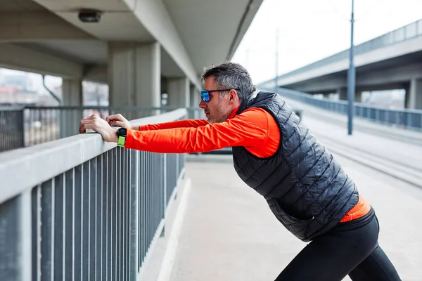 Mediana Edad Caucásico Barbudo Corredor Estiramiento Piernas Antes Correr Urbano — Foto de Stock