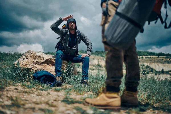 Zwei Freunde Machen Pause Auf Zeltreise — Stockfoto