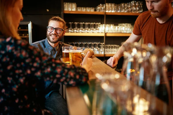 Grupo Amigos Bebendo Cerveja Conversando Divertindo Pub — Fotografia de Stock