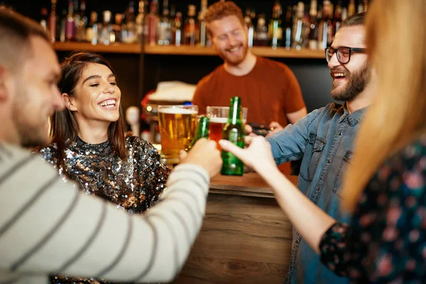 Grupo Amigos Bebiendo Cerveza Charlando Divirtiéndose Pub — Foto de Stock