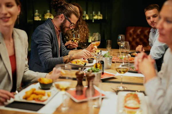 Skupina Přátel Baví Restauraci — Stock fotografie