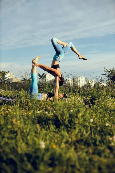 Две Сильные Женщины Занимаются Акро Открытом Воздухе — стоковое фото