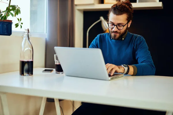 Fiatal Vonzó Szakállas Vállalkozó Irodájában Gépel Laptop — Stock Fotó