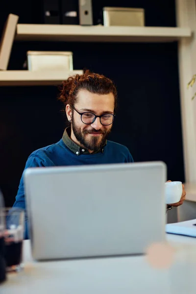 Joven Empresario Barbudo Atractivo Sentado Oficina Escribiendo Ordenador Portátil — Foto de Stock