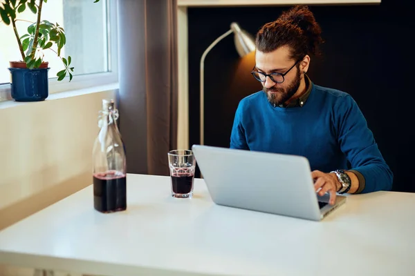 Ung Attraktiv Skäggig Entreprenör Sitter Sitt Kontor Och Skriva Bärbar — Stockfoto