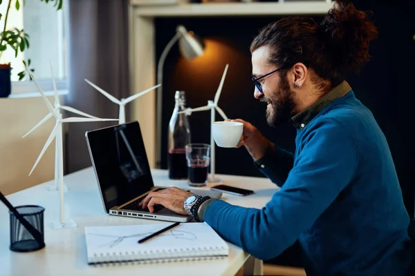 Jonge Aantrekkelijke Bebaarde Ondernemer Zit Zijn Kantoor Typen Laptop — Stockfoto