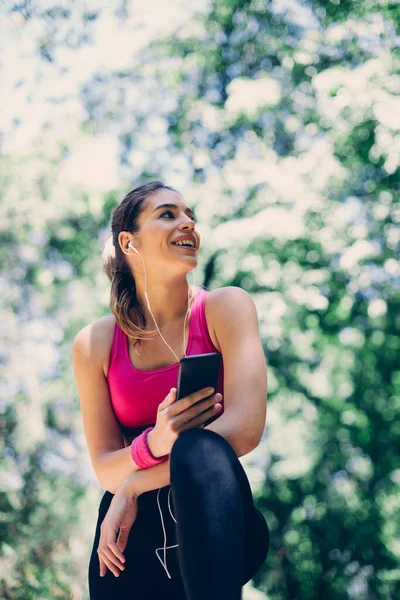 Vista Inferior Joven Hermosa Corredora Femenina Escuchando Música Través Del — Foto de Stock