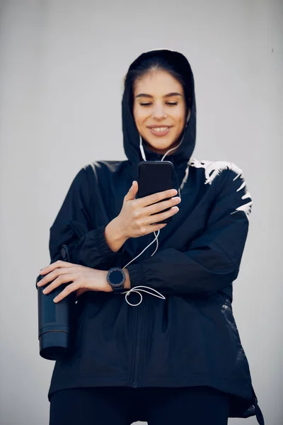 Jovem Desportista Atraente Usando Telefone Inteligente Segurando Shake Enquanto Descansa — Fotografia de Stock