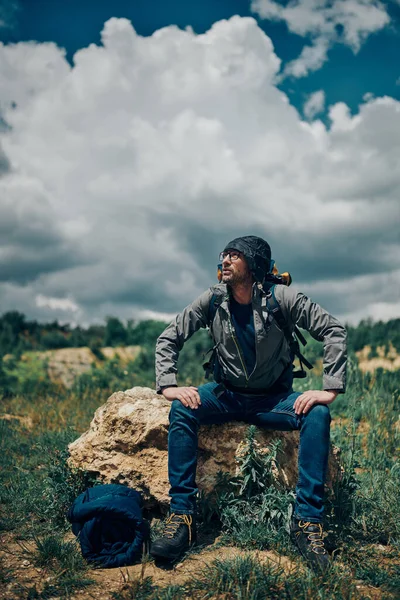 Young Bearded Man Sitting Rock Camping Trip Looking Sky — Stock Photo, Image