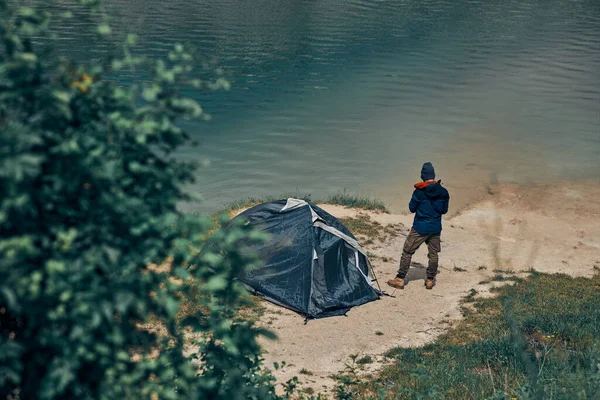 Homme Debout Près Tente Sur Rive Lac Voyage Camping — Photo