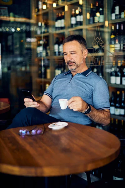 Hombre Maduro Sentado Cafetería Bebiendo Café Usando Teléfono Inteligente — Foto de Stock