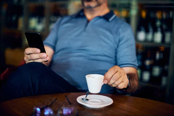 Homme Mûr Assis Dans Café Boire Café Utiliser Téléphone Intelligent — Photo