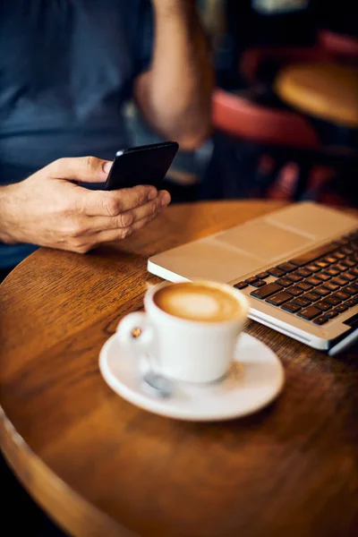 Hombre Maduro Sentado Cafetería Usando Teléfono Inteligente Hay Café Ordenador — Foto de Stock