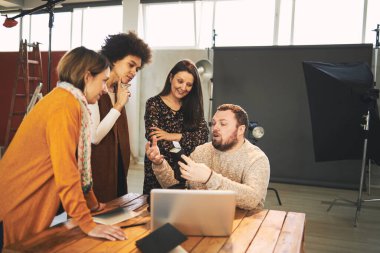 Fotoğraf dersleri alan katılımcılar stüdyoda deneyimli fotoğrafçılar oluşturuyorlar..
