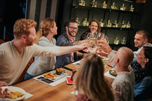 Přátelé Sedí Restauraci Večeří Připíjejí Bílým Vínem — Stock fotografie