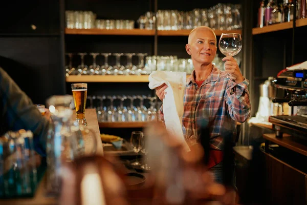 Kellnerin Steht Bar Und Wischt Weinglas — Stockfoto