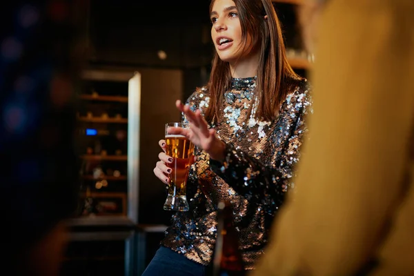 Grupo Mejores Amigos Colgando Pub Beber Cerveza Charlar — Foto de Stock