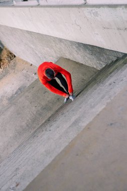 Merdivenlerde durup ayakkabı bağlayan orta yaşlı sporcunun en iyi görüntüsü..