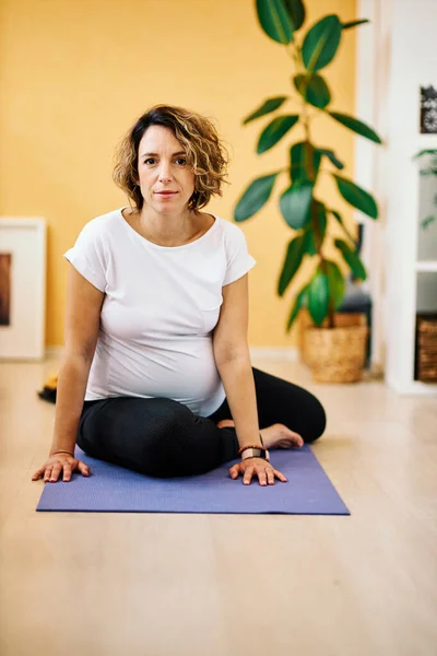 Mujer Yogui Embarazada Mediana Edad Posición Yoga Paloma Casa Durante — Foto de Stock