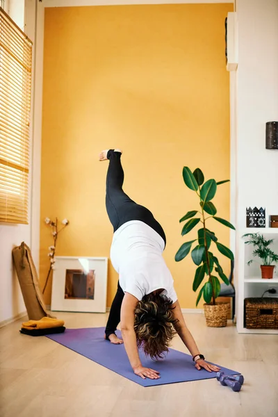 Mujer Embarazada Mediana Edad Posición Yoga Para Perros Tres Patas — Foto de Stock