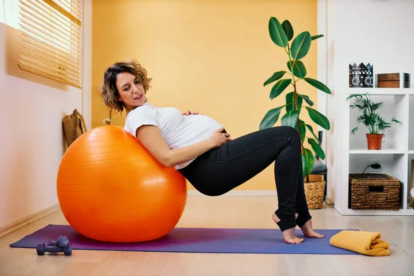 Medelålders Sportig Gravid Kvinna Som Gör Pilates Övningar Hemma Covid — Stockfoto