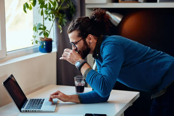 Ung Positiv Skäggig Hipster Med Lockigt Hår Lutande Skrivbordet Dricka — Stockfoto