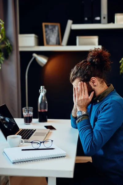 Joven Hipster Caucásico Atractivo Sentado Oficina Sosteniendo Cabeza Teniendo Covid —  Fotos de Stock