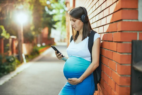 Hamile Kadın Dışarıda Duruyor Akıllı Telefon Kullanıyor Müzik Dinliyor Spor — Stok fotoğraf