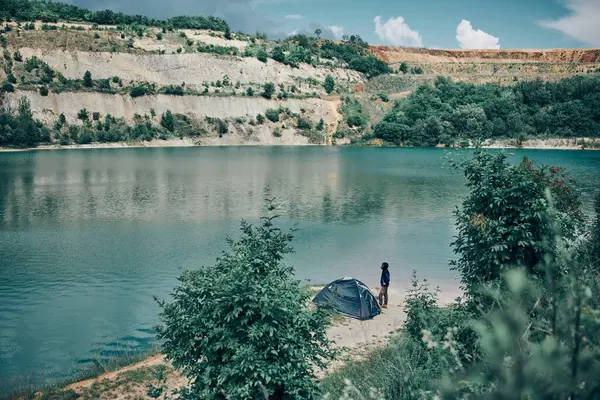 Άνθρωπος Στέκεται Στην Όχθη Της Λίμνης Σκηνή Και Απολαμβάνοντας Την — Φωτογραφία Αρχείου