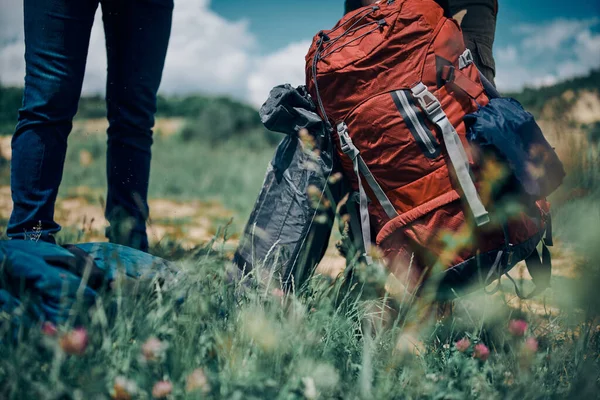 Närbild Man Som Håller Ryggsäck Campingtur — Stockfoto