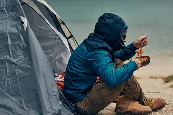 Homme Assis Côté Tente Mangeant Son Déjeuner Lors Voyage Camping — Photo