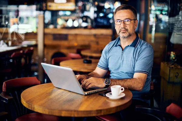 Rijpe Ondernemer Zittend Cafetaria Met Behulp Van Laptop Voor Het — Stockfoto