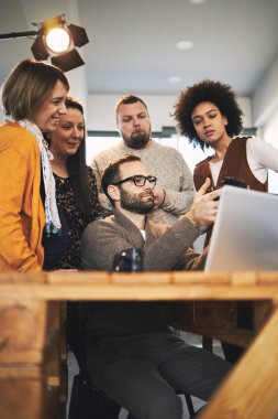 Eğitmen katılımcılara kameranın nasıl çalıştığını gösteriyor. Fotoğraf sınıfı konsepti.