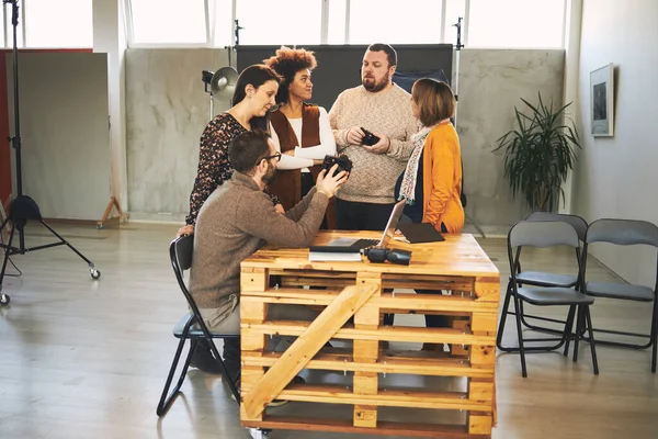 Educador Mostrando Los Asistentes Cómo Funciona Cámara Concepto Clase Fotografía — Foto de Stock