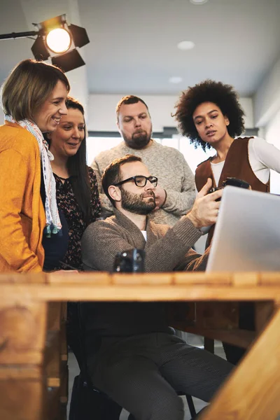 Eğitmen katılımcılara kameranın nasıl çalıştığını gösteriyor. Fotoğraf sınıfı konsepti.