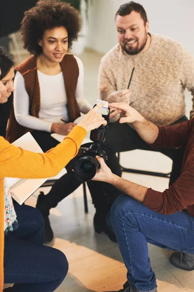 Educador Mostrando Los Asistentes Cómo Funciona Cámara Concepto Clase Fotografía —  Fotos de Stock