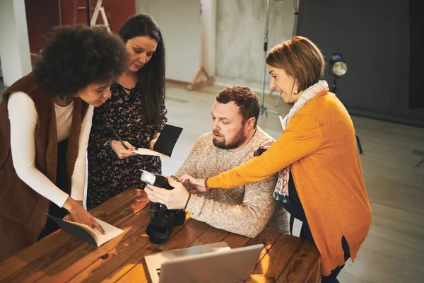 Educador Mostrando Los Asistentes Cómo Funciona Cámara Concepto Clase Fotografía — Foto de Stock