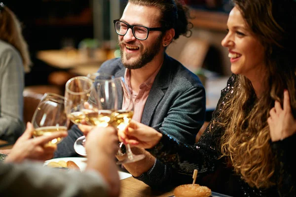 Groupe Amis Dans Restaurant Dîner Griller Vin Blanc — Photo