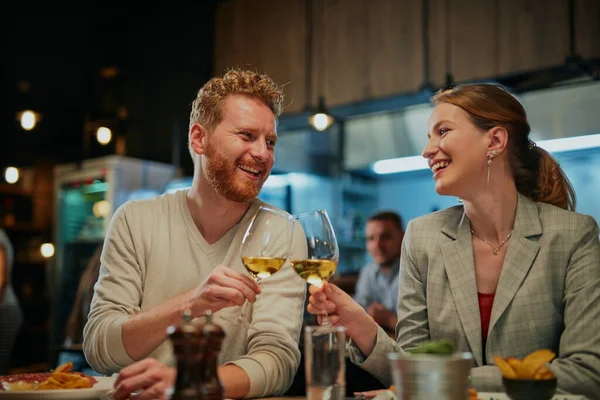 Fröhliches Verliebtes Paar Sitzt Restaurant Isst Abend Und Stößt Mit — Stockfoto