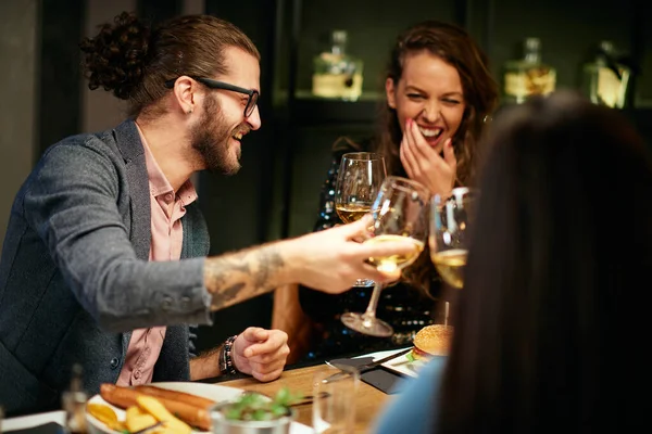 Grupo Amigos Restaurante Jantar Brindar Com Vinho Branco — Fotografia de Stock