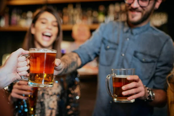 Fechar Homem Passando Cerveja Para Seu Amigo Enquanto Estava Pub — Fotografia de Stock