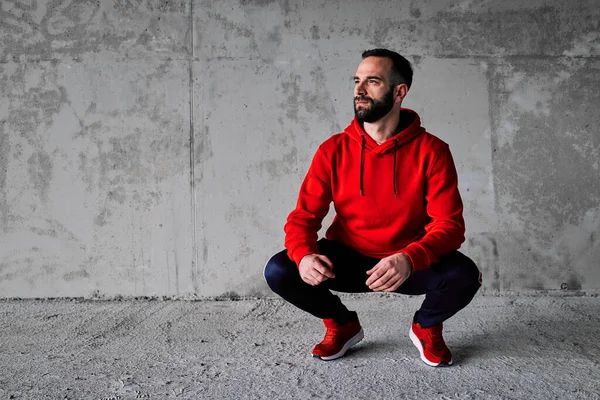 Aantrekkelijke Loper Rood Trainingspak Hurkend Een Pauze Nemend Van Hardlopen — Stockfoto