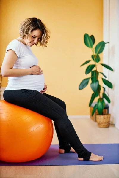 Rozkošná Těhotná Žena Středního Věku Sedící Pilates Míči Dotýkající Břicha — Stock fotografie