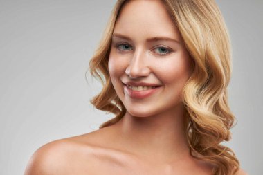 Stüdyoda çıplak makyajlı güzel bir sarışın..