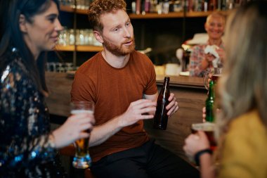 En iyi arkadaşlar bir barda takılır, sohbet eder, güler ve bira içerler..