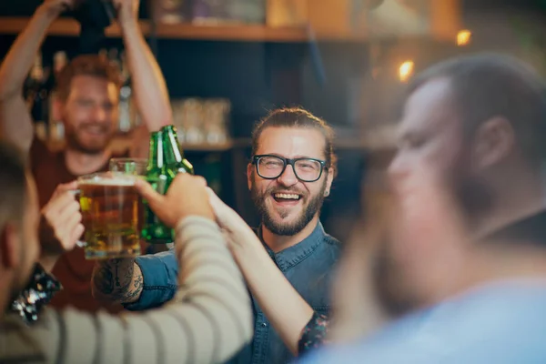 Groupe Amis Joyeux Trinquer Avec Bière Dans Pub — Photo