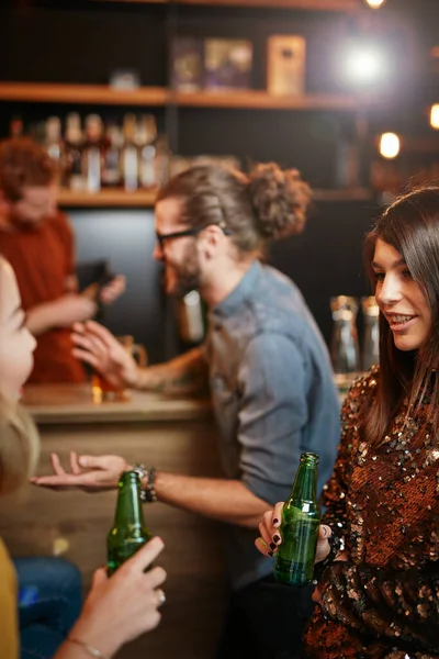 Grupo Melhores Amigos Pendurados Bar Conversando Rindo Bebendo Cerveja — Fotografia de Stock