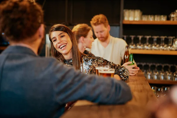 Gruppe Bester Freunde Einer Kneipe Plaudert Lacht Und Trinkt Bier — Stockfoto